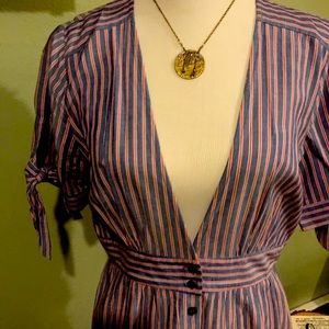 Low cut sundress with bows on sleeve